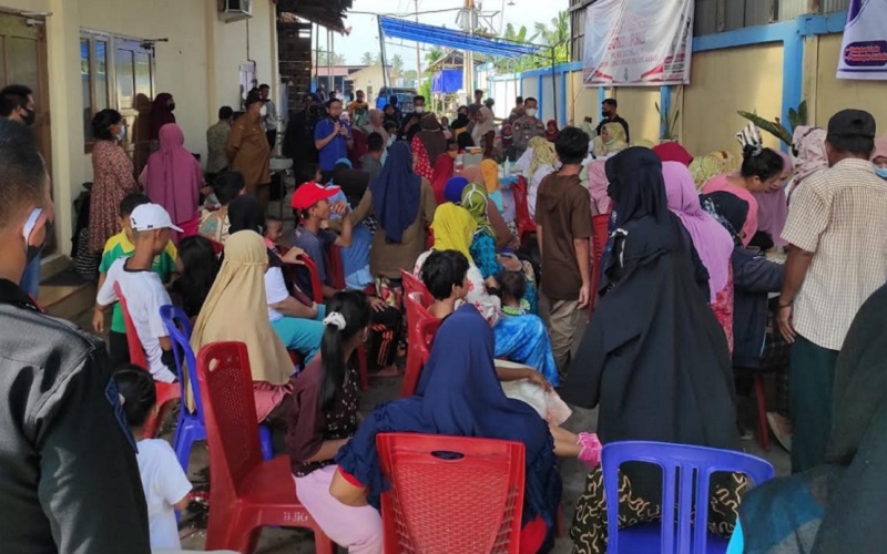Antusias warga saat mengikuti vaksinasi massal yang digelar oleh PT Rajdular Brothers, di Muaro Kasang, Batang Anai, Kabupaten Padang Pariaman, Sumatra Barat, Selasa (28/12/2021).  - Istimewa