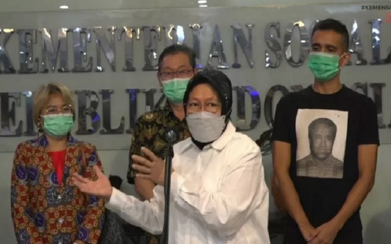 Menteri Sosial Tri Rismaharini (baju putih) saat memberikan keterangan pers terkait bencana di Nusa Tenggara Timur (NTT) di lobi gedung Kementerian Sosial di Jakarta, Rabu (7/4/2021). - Antara\r\n