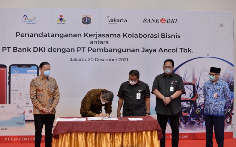 Direksi PT Pembangunan Jaya Ancol Tbk (PJAA) dan Direksi Bank DKI menandatangani perjanjian kerja sama penyaluran kredit dan kolaborasi bisnis di Candi Bentar Ancol, Jakarta (20/12/2021) - Bank DKI 