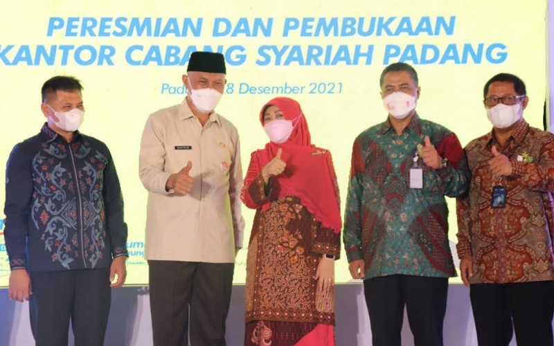 Gubernur Sumatra Barat Mahyeldi (kedua kiri) usai meresmikan Kantor Cabang BTN Syariah Padang. - Istimewa