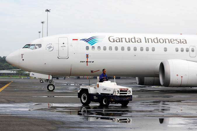 Teknisi beraktivitas di dekat pesawat Boeing 737 Max 8 milik Garuda Indonesia, di Garuda Maintenance Facility AeroAsia, bandara Soekarno-Hatta, Tangerang, Banten, Rabu (13/3/2019). - Reuters/Willy Kurniawan