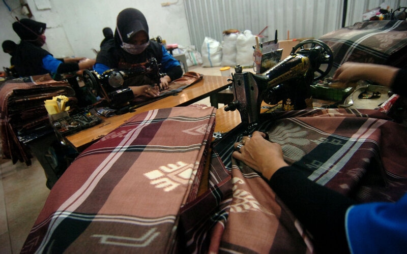 Sejumlah pekerja menjahit kain sarung di industri kain sarung Asaputex, Tegal, Jawa Tengah, Senin (27/12/2021). Menurut Kementerian Perindustrian pertumbuhan industri Tekstil dan Produk Tekstil (TPT) mulai bangkit di triwulan III/2021 dengan kontribusi terhadap PDB manufaktur sebesar 6,08 persen pada triwulan III atau mengalami perbaikan menjadi sebesar 4,27 persen dibandingkan dengan triwulan II/2021 sebesar 0,48 persen. - Antara/Oky Lukmansyah.
