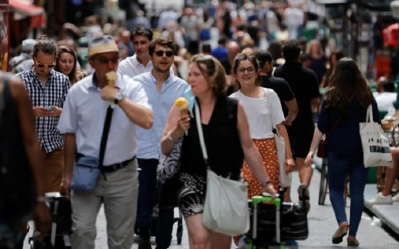 Masyarakat berjalan di sebuah jalan di Paris tanpa masker saat masker tidak diwajibkan lagi dipakai saat keluar rumah, di tengah pandemi penyakit Covid-19 di Prancis, Kamis (17/6/2021). - Antara