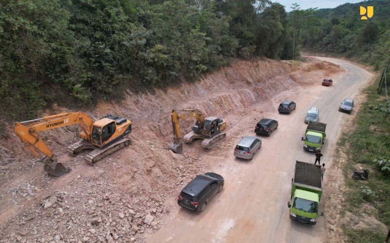 Pembangunan Jalan Morosi-Lasolo dalam rangka mendukung kawasan industri nikel di Kabupaten Konawe, Sulawesi Tenggara. - ANTARA