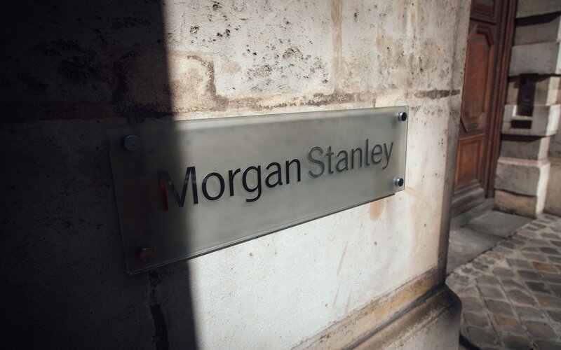 Papan nama Morgan Stanley di kantornya di Paris, Prancis -  Bloomberg / Cyril Marcilhacy.