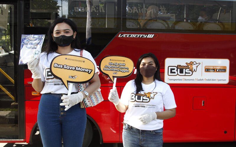 Relawan melakukan sosialisasi Gerakan Kembali ke Angkutan Umum kepada pengguna jalan, di Jalan Slamet Riyadi Solo, Jawa Tengah, Minggu (12/12/2021). - Antara/Maulana Surya