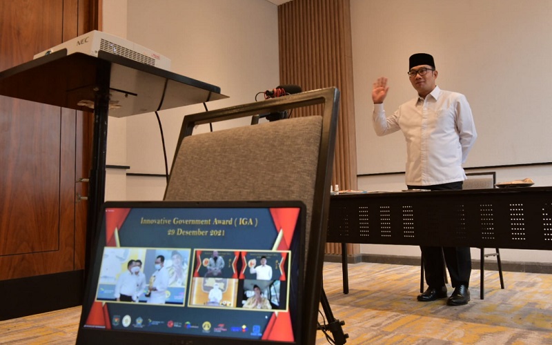 Piagam penghargaan diterima Gubernur Jabar Ridwan Kamil dari Menteri Dalam Negeri Tito Karnavian secara virtual di Mason Pine Hotel, Kabupaten Bandung Barat, Rabu (29/12 - 2021).