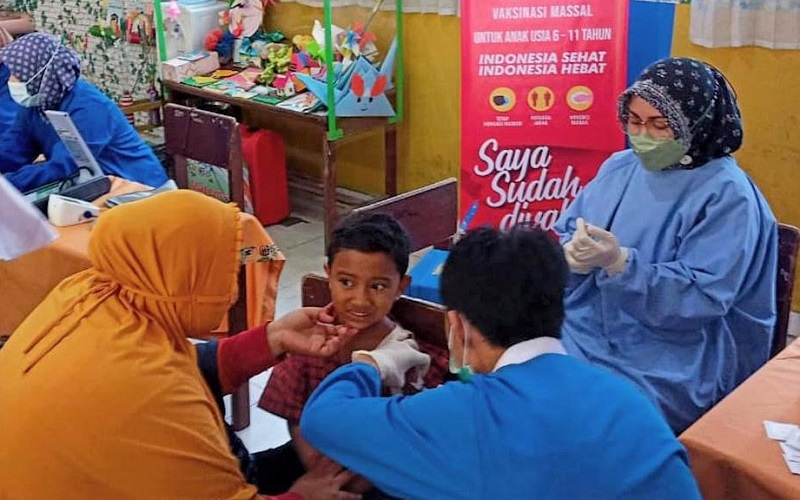Seorang pelajar tengah disuntik vaksin dalam kegiatan vaksinasi massal yang dilaksanakan oleh BINDA Sumatra Barat.  - Istimewa
