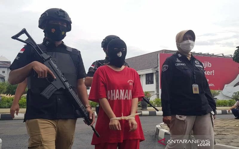 Seorang perempuan asal Sragen, Jawa Tengah, ditetapkan sebagai tersangka kasua TPPU yang diungkap Polda Jateng di Semarang, Rabu (29/12/2021). - Antara/I.C Senjaya