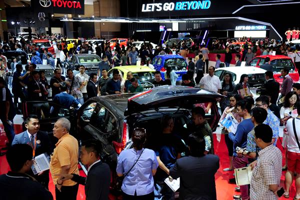 Pengunjung melihat mobil yang dipamerkan pada Indonesia International Motor Show (IIMS) 2017 di JIExpo Kemayoran, Jakarta, Jumat (28/4). Ajang pameran industri otomotif yang berlangsung pada 27 April-7 Mei 2017 ini menargetkan nilai transaksi sebesar Rp3,1 triliun. ANTARA FOTO - Zarqoni Maksum