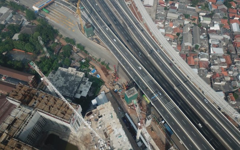Pembangunan pier head Kereta Cepat Jakarta Bandung yang terletak di samping ruas jalan tol Jakarta/Cikampek