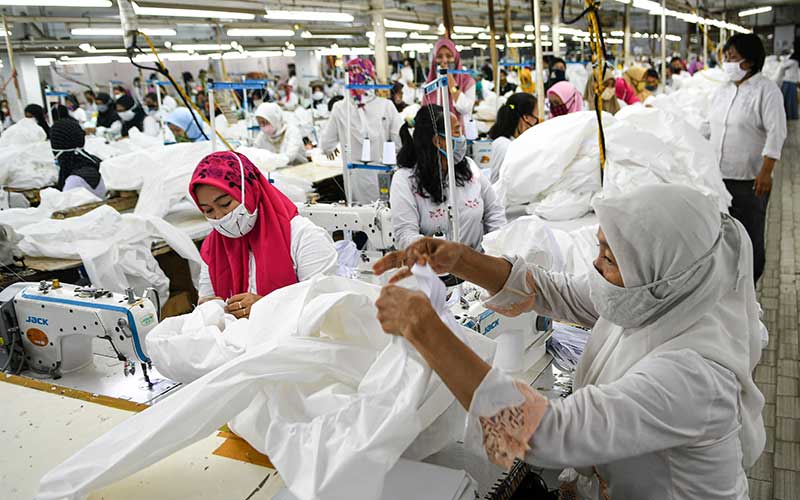 Pekerja perempuan memproduksi alat pelindung diri sebuah perusahaan garmen saat kunjungan Menteri Ketenagakerjaan Ida Fauziyah di Jakarta, Rabu (1/7/2020).  - Antara Foto/M Risyal Hidayat