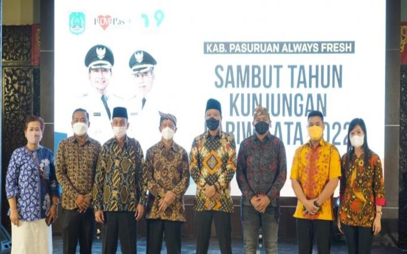 Bupati Pasuruan, M. Irsyad Yusuf (empat dari kanan), pada saat peluncuran Kalender Wisata Daerah Kabupaten Pasuruan Tahun 2022 dan Aplikasi Smart Promotion Pariwisata di Pasuruan, Senin (27/12/2021) malam. - Istimewa