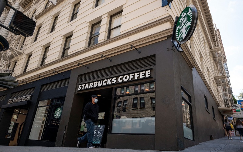 Suasana gerai kopi Starbucks di San Francisco, California, AS, Kamis (22/7/2021) Bloomberg - David Paul Morris