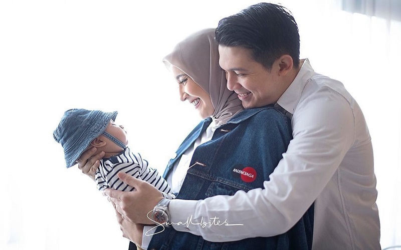 Zaskia Sungkar dan Irwansyah bersama anak pertamanya - Instagram