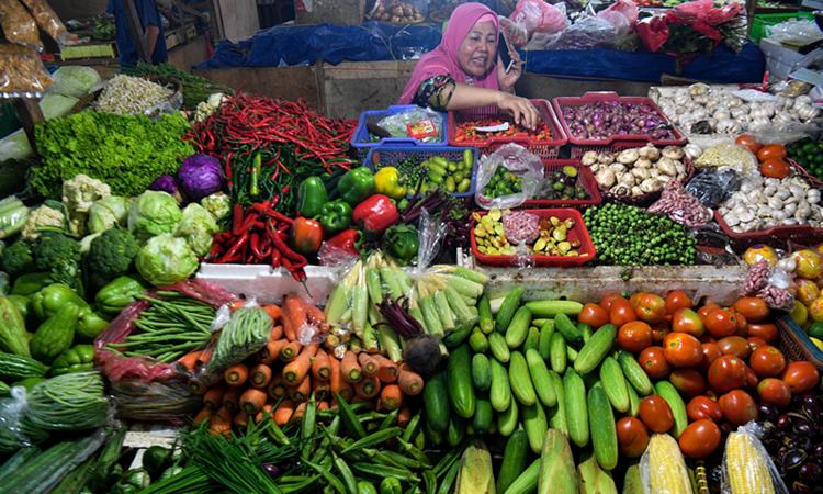 Pedagang menata sayuran yang dijual di Pasar Minggu, Jakarta Selatan, Senin (27/1/2020). -  ANTARA / Sigid Kurniawan