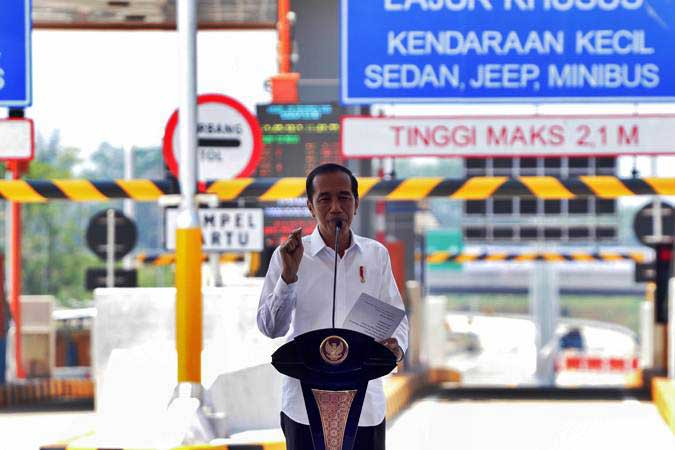 Presiden Joko Widodo memberikan sambutan saat meresmikan jalan tol Pandaan-Malang di gerbang tol Singosari, Malang, Jawa Timur, Senin (13/5/2019). - ANTARA/Rivan Awal Lingga