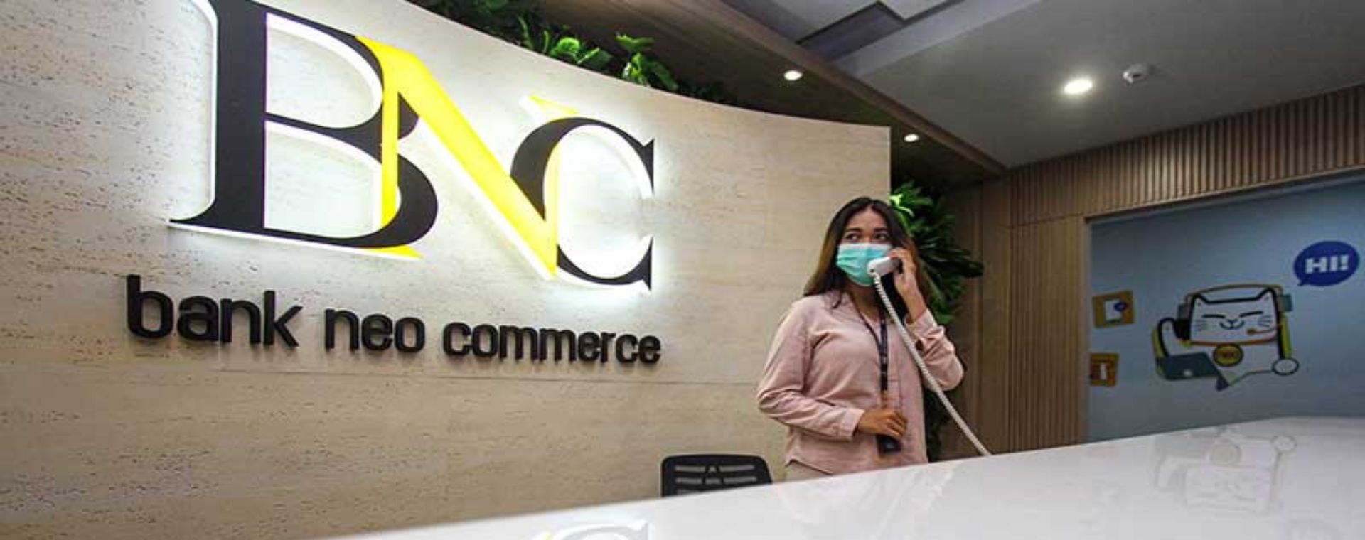 Karyawati beraktivitas di sekitar logo Bank Neo Commerce di Jakarta, Kamis (19/4/2021). Bisnis - Arief Hermawan P