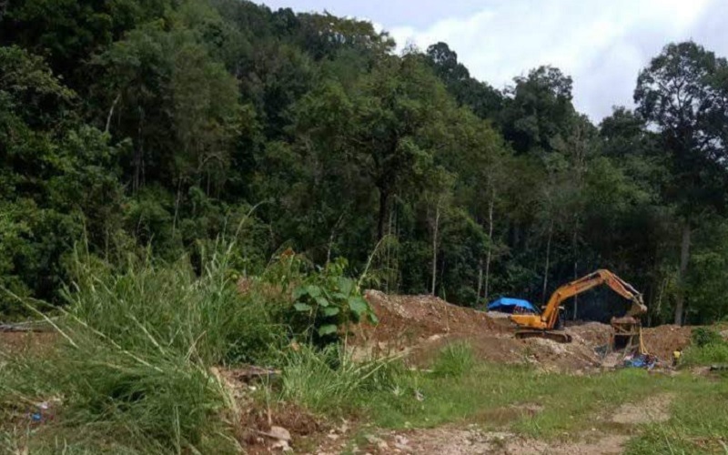 Satu unit alat berat beroperasi menambang emas secara ilegal di Kecamatan Natal, Kabupaten Mandailing Natal, Sumatra Utara, baru-baru ini.  - Dok. Istimewa