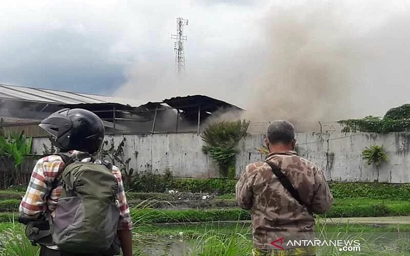 Warga menyaksikan kepulan asap kebakaran gudang Karoseri New Armada di Kabupaten Magelang, Jateng, Kamis (30/12/2021). - Antara/Heru Suyitno