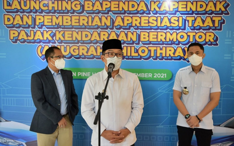 Gubernur Jawa Barat Ridwan Kamil (tengah)