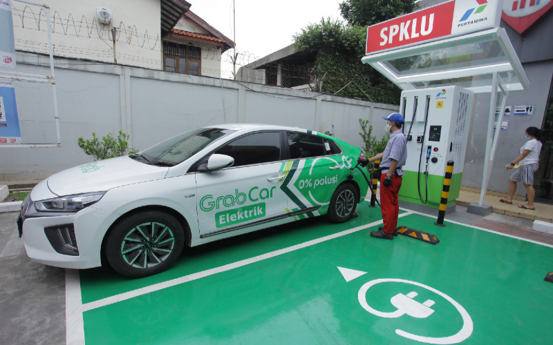 Petugas mengisi daya mobil listrik di Stasiun Pengisian Kendaraan Listrik Umum (SPKLU) di kawasan Fatmawati, Jakarta, Sabtu (12/12/2020). Fast charging 50 kW ini didukung berbagai tipe gun mobil listrik. - Antara/Reno Esnir