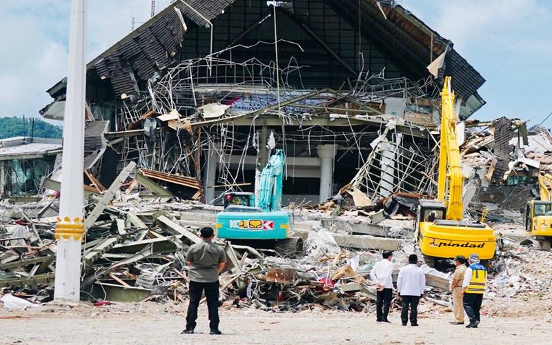 Presiden Joko Widodo meninjau Kantor Gubernur Sulawesi Barat yang mengalami kerusakan karena gempa di Mamuju, Provinsi Sulawesi Barat, Selasa (19/1/2021). - Biro Pers Sekretariat Presiden