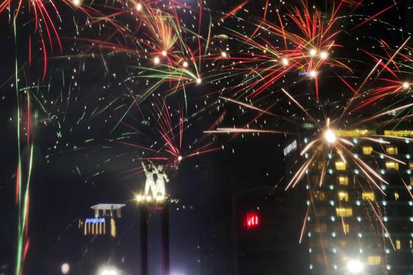 Suasana pesta kembang api pergantian Tahun Baru 2019 di kawasan Bundaran Hotel Indonesia, Jakarta, Senin (31/12/2018). - Bisnis/Felix Jody Kinarwan