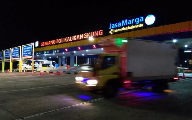 Suasana aktivitas kendaraan di Gerbang Tol Kalikangkung, Semarang, Jawa Tengah, Kamis (6/5/2021). - Antara\r\n