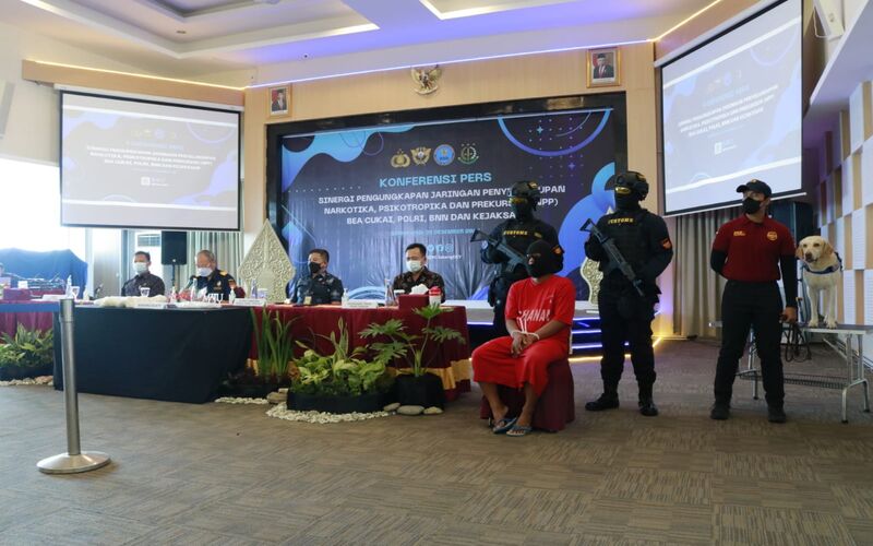 Konferensi pers yang digelar tim gabungan terkait kasus penyelundupan narkoba asal Malaysia pada Jumat (31/12/2021). - Bisnis/Muhammad Faisal Nur Ikhsan.