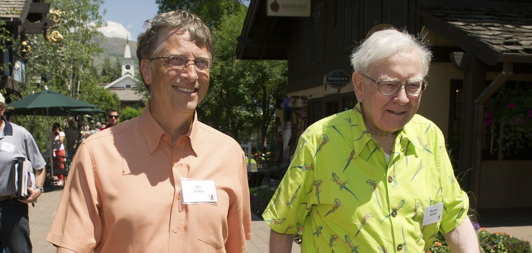 Chairman Berkshire Hathaway Inc. Warren Buffett (kanan) berjalan bersama Pendiri dan Chairman Microsoft Corp. Bill Gates (kiri) di Allen & Co. Media and Technology Conference di Sun Valley, Idaho, AS, Kamis (12/7/2012). - Bloomberg/David Paul Morris