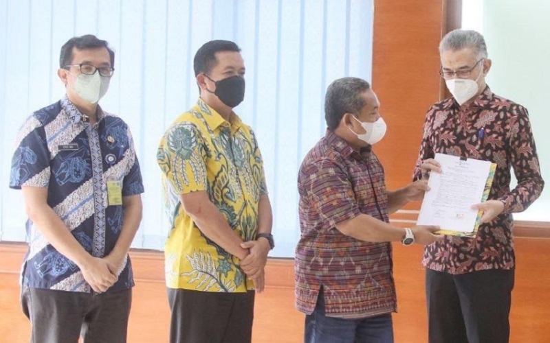 Plt Wali Kota Bandung Yana Mulyana (kedua kanan)