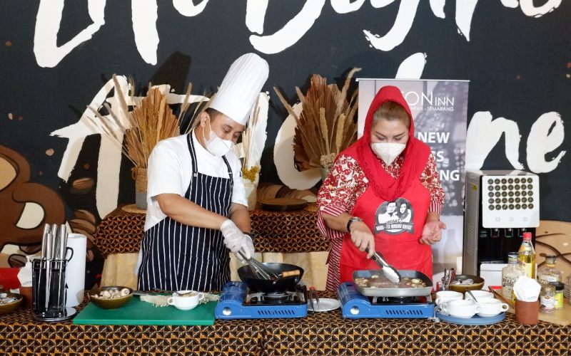 Hotel Aston Inn Pandanaran Semarang menyelenggarakan program memasak yang disiarkan secara langsung melalui Live IG dengan mengundang Wakil Walikota Semarang Hevearita Gunaryanti Rahayu. Foto: Dok. Aston Inn
