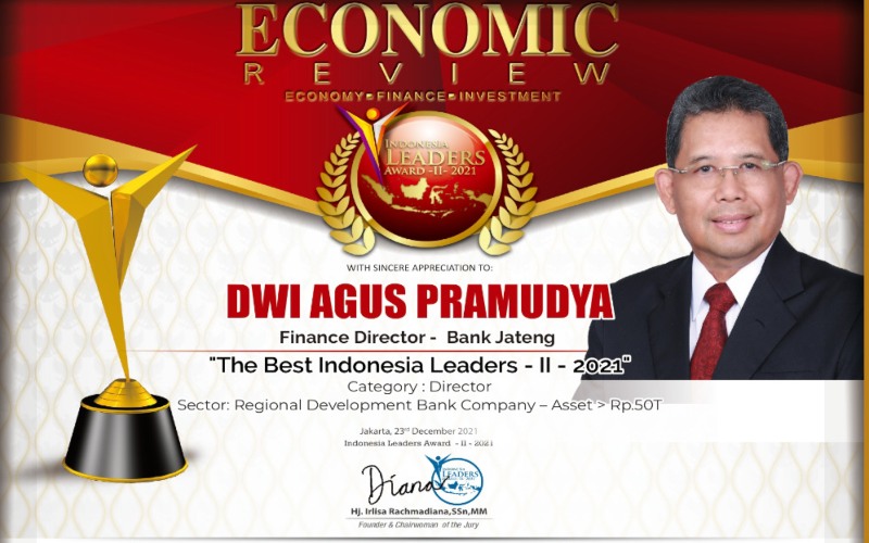 Direktur Keuangan Bank Jateng Dwi Agus Pramudya menerima penghargaan dari Economic Review.  - Dok. Bank Jateng