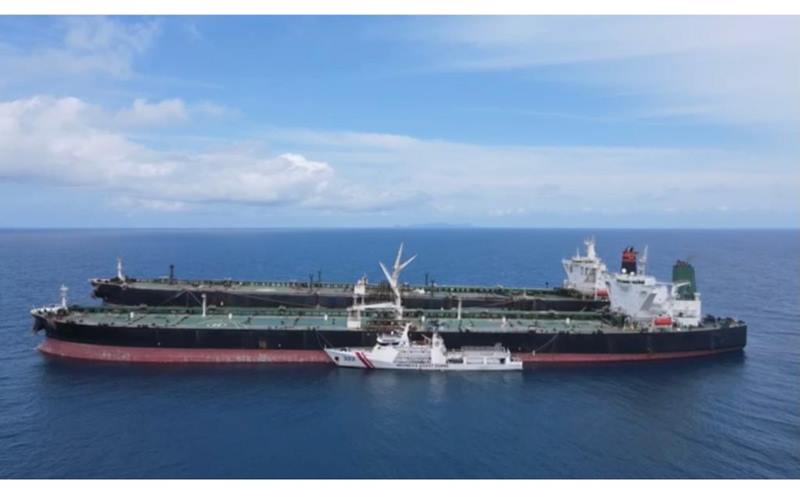 Bakamla RI amankan dua kapal tanker berbendera asing diduga lakukan transfer BBM ilegal. - bakamla.go.id