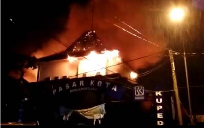 Kebakaran Pasar Kota Banjarnegara terjadi pada Kamis (11/3/2021) malam./ Antara - HO / BPBD Banjarnegara