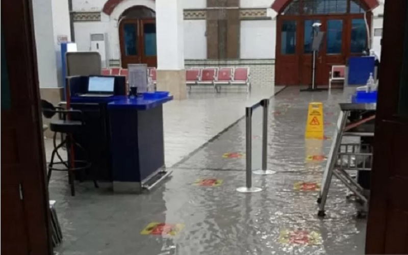 Stasiun Semarang Tawang kembali dilanda banjir akibat hujan lebat pada Selasa (23/2/2021). - Antara
