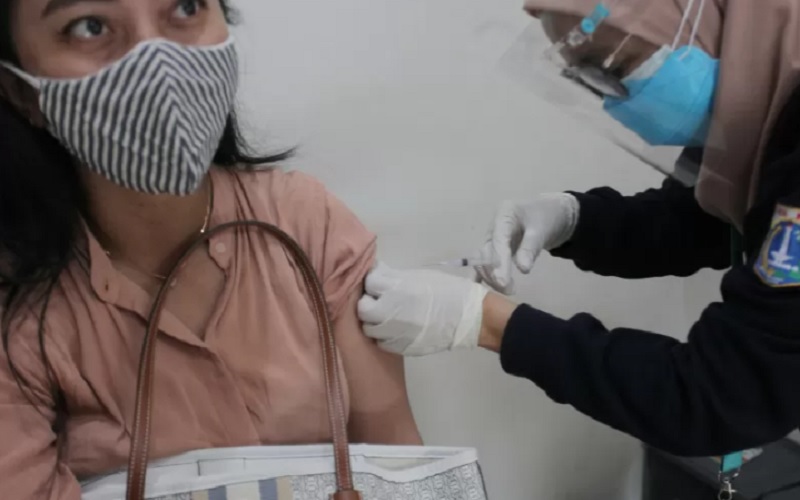 Tenaga kesehatan menyuntikkan vaksin Covid-19 dari Pfizer di Puskesmas Lebak Bulus, Jakarta, Senin (23/8/2021).  - Antara