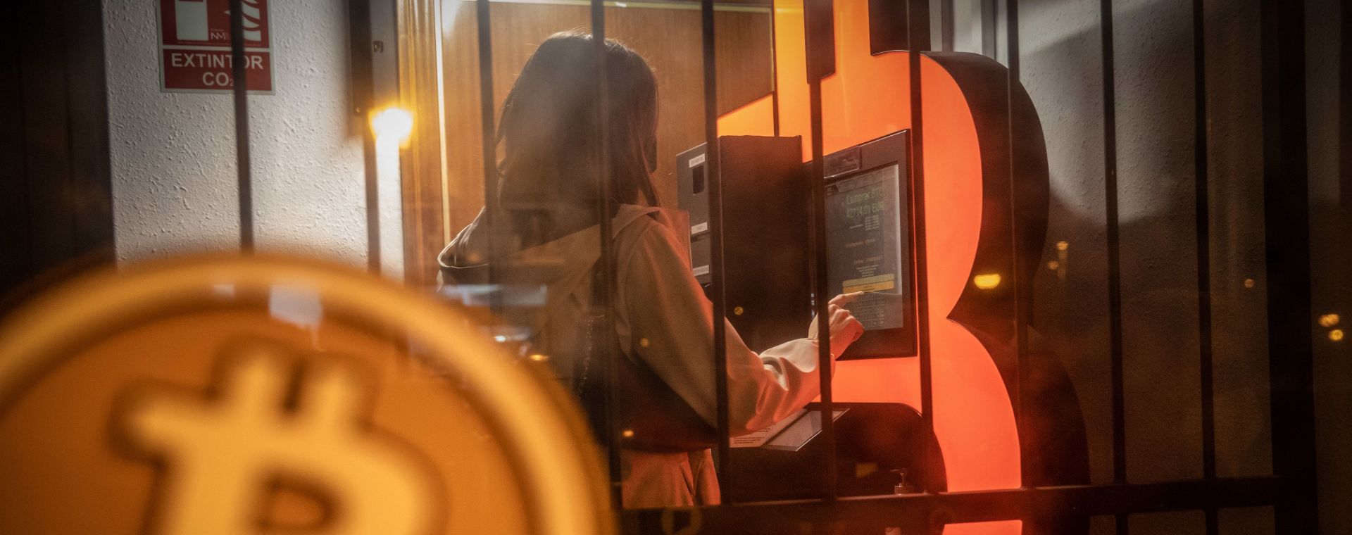 Seorang pelanggan menggunakan mesin anjungan tunai mandiri (ATM) Bitcoin di kios Barcelona, Spanyol, pada Selasa, 23 Februari 2021.  - Bloomberg