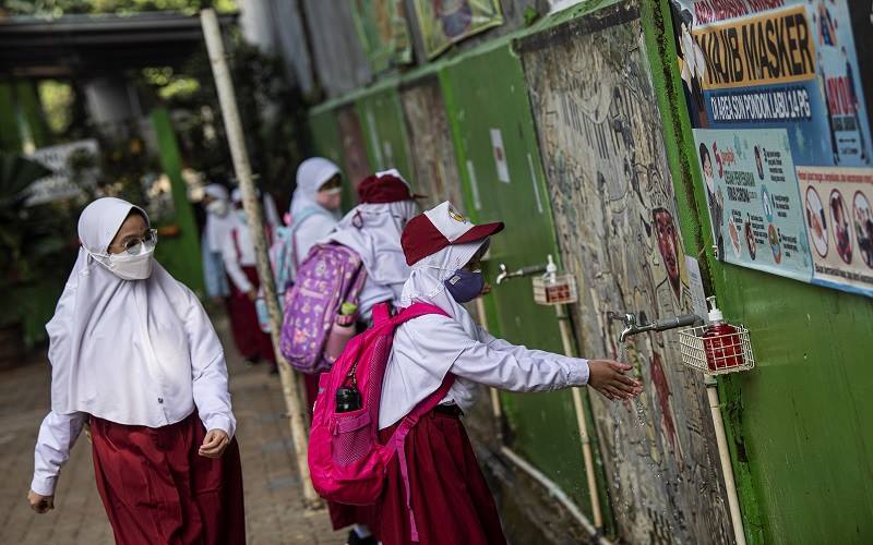 Sejumlah siswa mencuci tangannya seusai mengikuti embelajaran tatap muka di SDN Pondok Labu 14 Pagi, Jakarta Selatan, Senin (30/8/2021). Sebanyak 610 sekolah di Ibu Kota menggelar pembelajaran tatap muka secara terbatas dengan protokol kesehatan ketat. ANTARA FOTO - Sigid Kurniawan