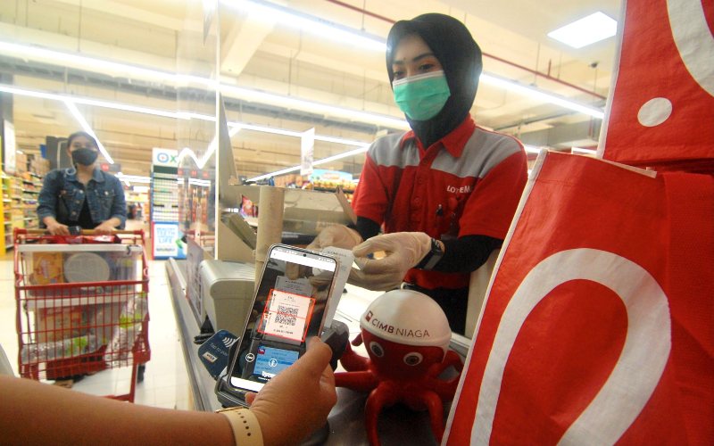 Nasabah sedang melakukan transaksi pembayaran menggunakan Scan QRIS OCTO Mobile di LOTTE Mart Bintaro Jaya, Rabu (5/5/2021).  -  Dok. CIMB Niaga
