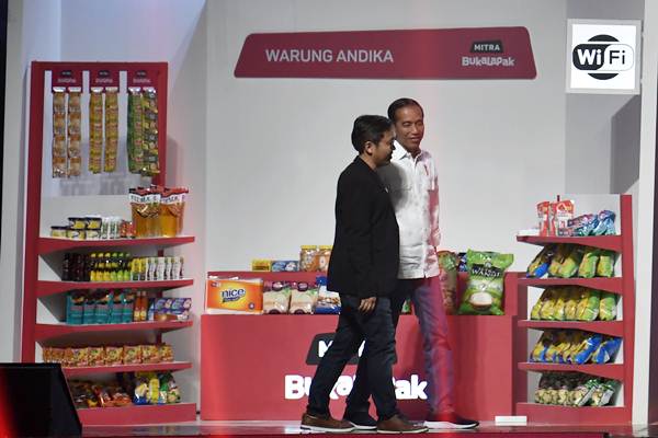 Presiden Joko Widodo (kanan) didampingi Founder dan CEO Bukalapak Achmad Zaky meninjau stan warung mitra Bukalapak saat Perayaan HUT ke-9 Bukalapak di Jakarta, Kamis (10/1/2019). - ANTARA/Puspa Perwitasari