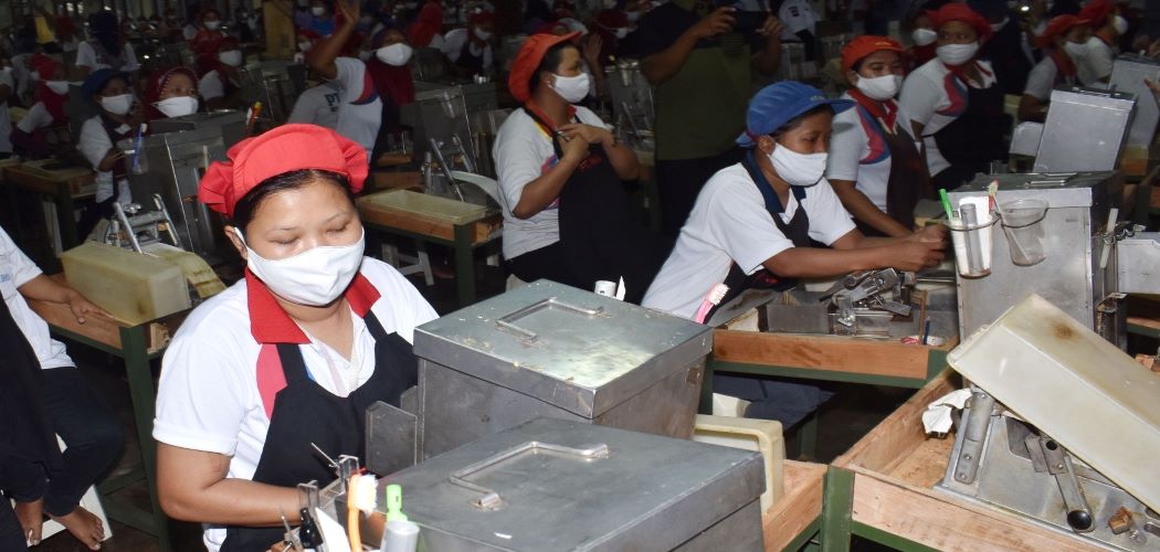 Suasana pekerja di ruang produksi pabrik rokok PT Digjaya Mulia Abadi (DMA) mitra PT HM Sampoerna, Kabupaten Madiun, Jawa Timur, Selasa (16/6/2020). - Antara / Siswowidodo