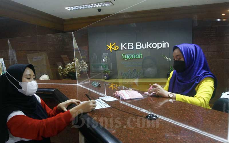 Karyawan melayani nasabah di kantor cabang Bank KB Bukopin Syariah di Jakarta, Selasa (21/12/2021). Bisnis - Himawan L Nugraha