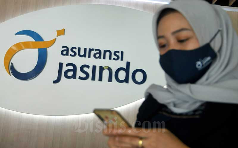 Pekerja beraktifitas di depan logo asuransi Jasindo di Jakarta, Rabu (12/8/2020). Bisnis - Abdurachman 