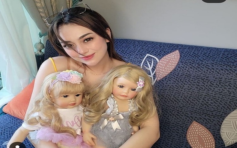Celine Evangelista saat memaerkan koleksi bonekanya - Instagram