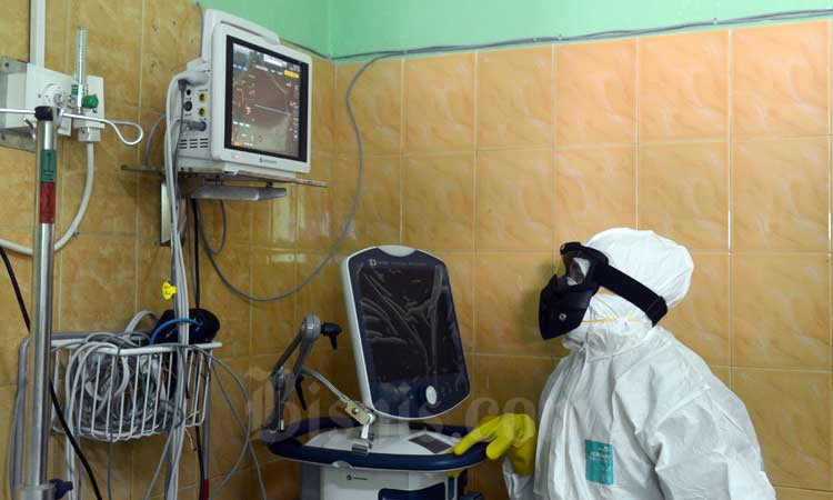 Petugas medis mengecek peralatan kesehatan saat berada di ruangan isolasi Rumah Sakit Zainal Umum Zainal Abidin, Banda Aceh, Aceh, Rabu (4/3/2020). Rumah sakit umum melayani pasien Covid-19./ANTARA FOTO - Ampelsa