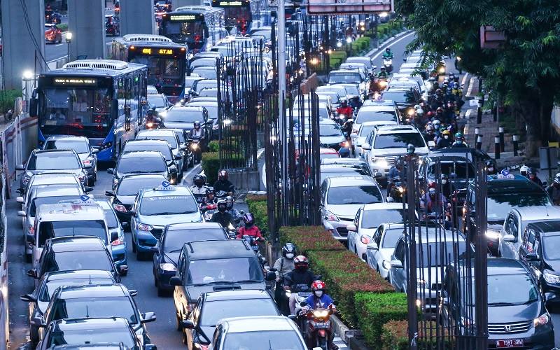 Sejumlah kendaraan terjebak kemacetan di kawasan Kuningan, Jakarta, Selasa (7/12/2021). Pemerintah resmi membatalkan kebijakan penerapan PPKM level 3 yang rencananya diterapkan di masa Natal dan Tahun Baru dan akan mengikuti asesmen situasi pandemi sesuai yang berlaku dengan tambahan pengetatan. ANTARA FOTO - Rivan Awal Lingga