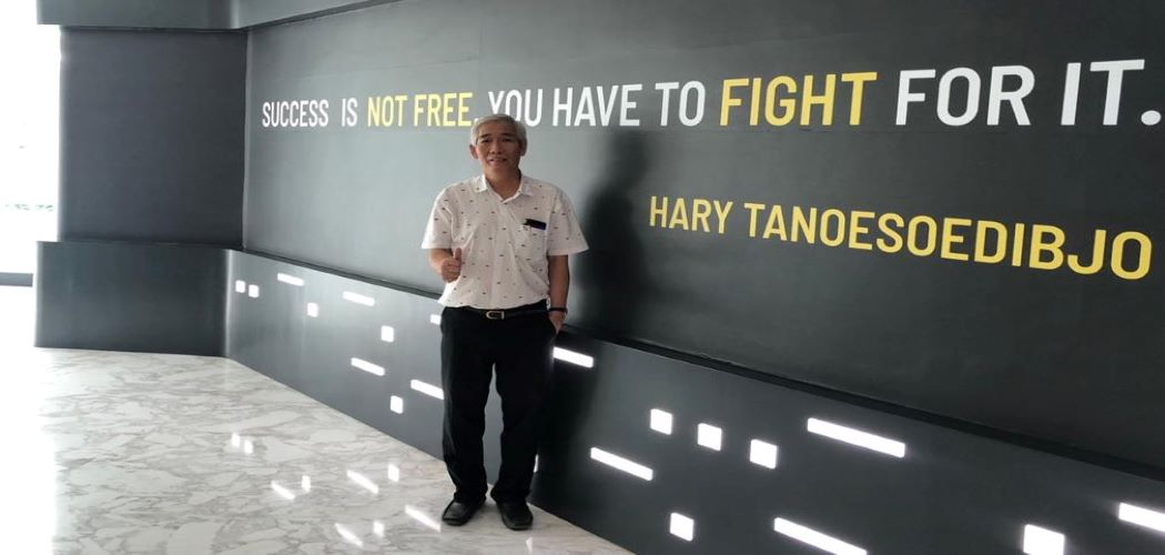 Lo Kheng Hong berpose di depan dinding berisi kutipan Chairman MNC Group Hary Tanoesoedibjo. / istimewa