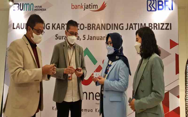 Regional CEO BRI Kanwil Surabaya, Triswahju Herlina (kedua kanan) dan Direktur Utama Bank Jatim, Busrul Iman (kedua kiri) saat meluncurkan e-money BRIZZI Co-branding bernama Jatim BRIZZI di Surabaya, Rabu (5/1 - 2022). Bisnis / Peni Widarti.